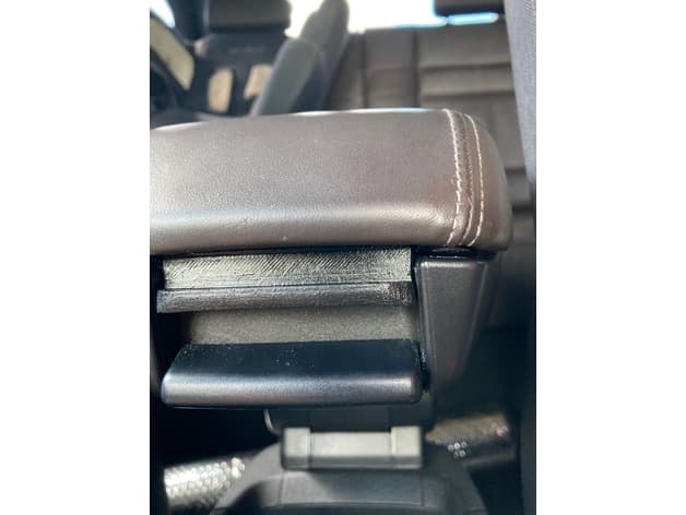Center-Armrest Latch