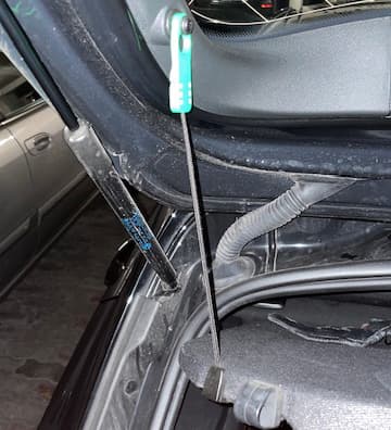 Parcel-Shelf Cord Eyelet Repair